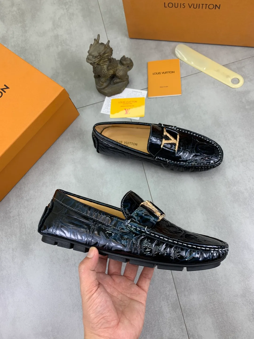 Men's men's shoes 💰P360💰【New style】🆘 🔥🆕【Louis Vuitton】LV Hong Kong high-quality beanie shoes. Loaf style for lazy people. This fabric is made of 🇮🇹 imported Italian first-layer cowhide➕full first-layer pigskin lining. The lining is more high-end. The original non-slip and wear-resistant rubber outsole is the only choice for driving. Size: 38-45. 4️⃣colors available.
